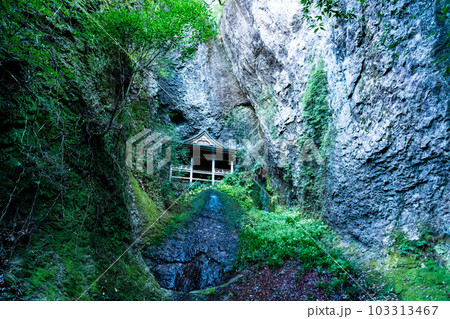 【中国三十三観音霊場】第二十五番　鰐淵寺奥の院　浮浪滝と蔵王堂1　島根県出雲市 103313467