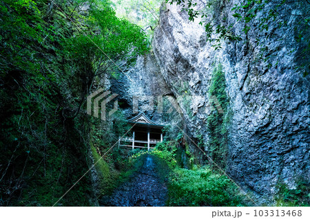 【中国三十三観音霊場】第二十五番　鰐淵寺奥の院　浮浪滝と蔵王堂2　島根県出雲市 103313468