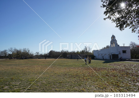 テキサス州サンアントニオ ミッションズサンファン国立歴史公園 教会と青空 テキサス州サンアントニオ ミッションズサンファン国立歴史公園 教会と青空 103313494