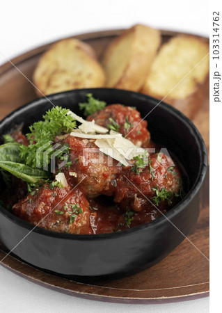 polpette al sugo traditional italian meatballs in tomato sauce 103314762