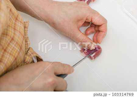 【焼き鳥ハツの下処理をする主婦】 【焼き鳥ハツの下処理をする主婦】 103314769