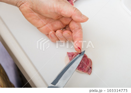 【焼き鳥ハツの下処理をする主婦 血合い有】 【焼き鳥ハツの下処理をする主婦 血合い有】 103314775