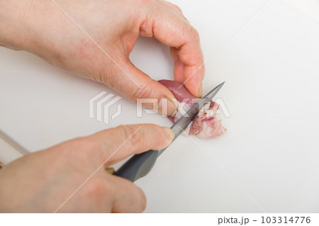 【焼き鳥ハツの下処理をする主婦】 103314776