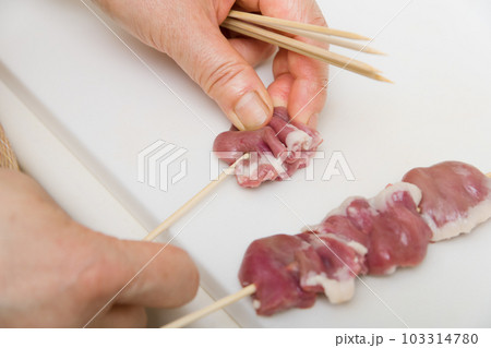 【焼き鳥ハツの串打ちをする主婦】 103314780