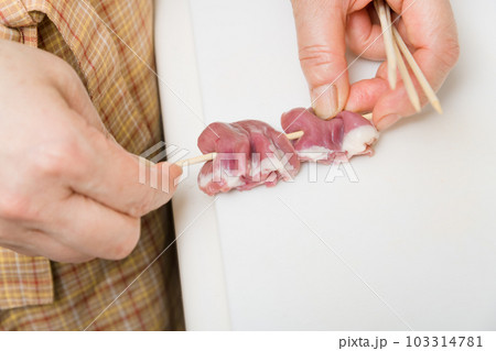 【焼き鳥ハツの串打ちをする主婦】 【焼き鳥ハツの串打ちをする主婦】 103314781