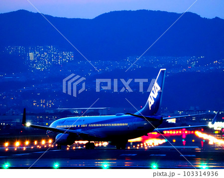大阪・伊丹空港(大阪国際空港)夜景 大阪・伊丹空港(大阪国際空港)夜景 103314936