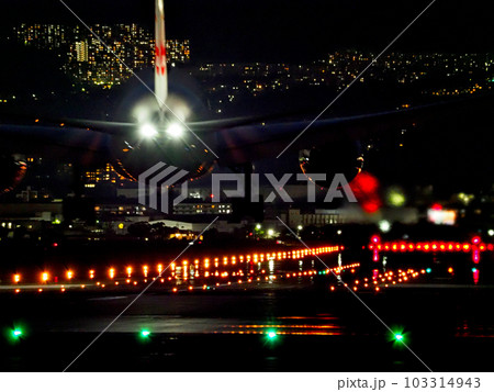大阪・伊丹空港（大阪国際空港）夜景 103314943