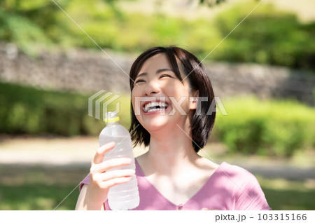 木陰で水を飲む若い女性 木陰で水を飲む若い女性 103315166