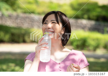 木陰で水を飲む若い女性 木陰で水を飲む若い女性 103315167