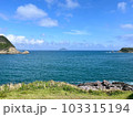 青空と青い海と芝生 103315194
