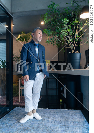 ミドルエイジの男性のポートレート　縦位置 103316377