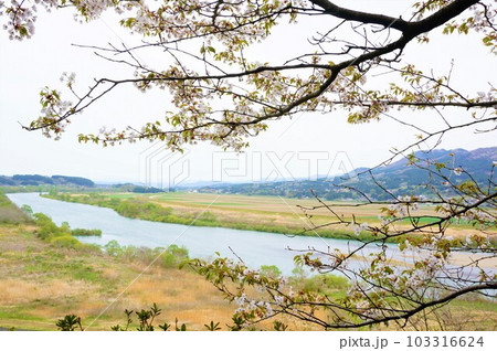 平泉 義経堂から見る北上川 平泉 義経堂から見る北上川 103316624