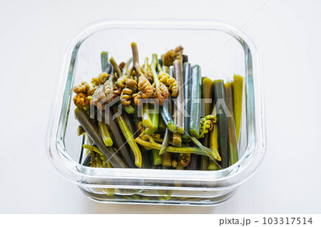 わらびのお浸しを作る わらびのお浸しを作る 103317514