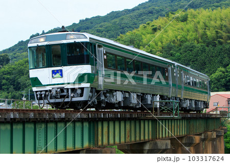 JR四国　特急「剣山」（キハ185系国鉄色） 103317624