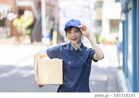 運送業の若い女性 103318293