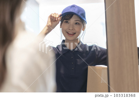 運送業の若い女性 運送業の若い女性 103318368