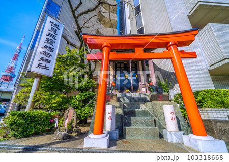 日本の東京都市景観 連続真夏日…赤羽橋南前の伏見三寶稲荷神社や東京タワーなどを望む＝18日 103318668