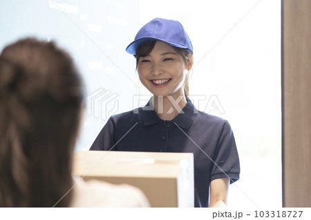 運送業の若い女性 103318727