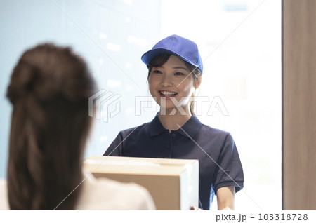 運送業の若い女性 103318728