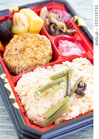 美味しい山菜ご飯と豆腐ハンバーグ弁当 103318782