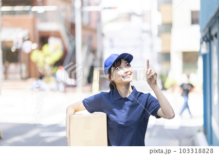 運送業の若い女性 運送業の若い女性 103318828