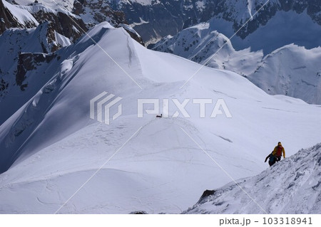 エギーユ・デュ・ミディ展望台から望むヨーロッパアルプス山脈 103318941