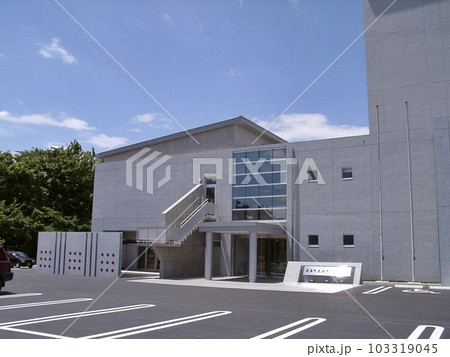 尾島町標(おじままちしるべ)。「尾島町生涯学習センター(2002.5=撮影年月)」。 尾島町標(おじままちしるべ)。「尾島町生涯学習センター(2002.5=撮影年月)」。 103319045