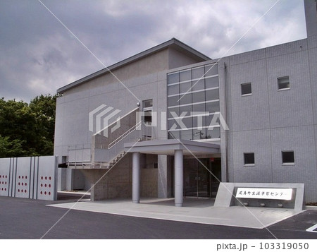 尾島町標(おじままちしるべ)。「尾島町生涯学習センター(2002.5=撮影年月)」。 尾島町標(おじままちしるべ)。「尾島町生涯学習センター(2002.5=撮影年月)」。 103319050