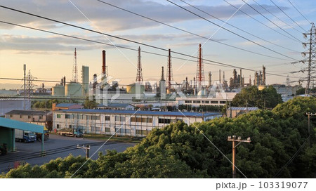 夕方の堺泉北臨海工業地帯（大阪府高石市・堺市）動画あり 103319077