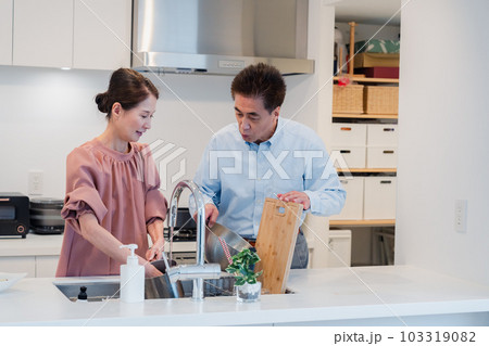 仲良く家事をする老夫婦 仲良く家事をする老夫婦 103319082