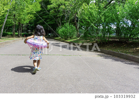 プールに向かう途中の女の子 プールに向かう途中の女の子 103319932