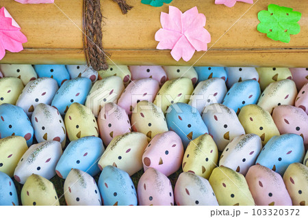 京都 護王神社 霊猪手水舎の手水に飾られているかわいい猪 京都 護王神社 霊猪手水舎の手水に飾られているかわいい猪 103320372