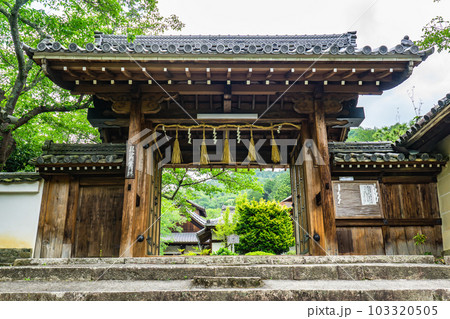 京都市山科区の毘沙門堂　薬医門 103320505
