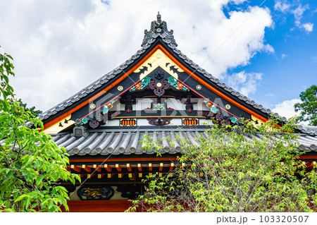 京都市山科区の毘沙門堂　本堂の破風 103320507