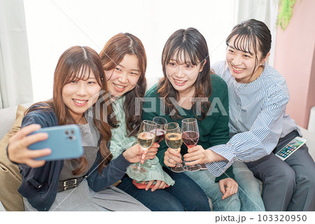 女子会で自撮りする女性4人 103320950