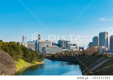 皇居の桜田濠と官庁街の都市風景 103321303