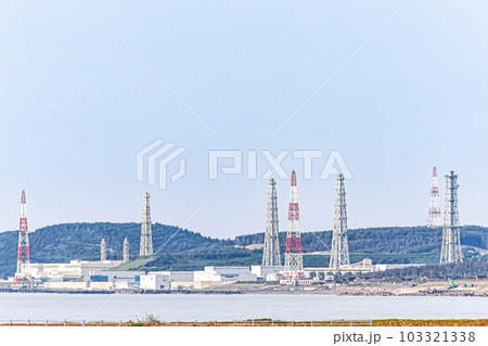 みなとまち海浜公園から見た柏崎刈羽原子力発電所 103321338