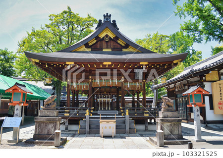 京都 護王神社　拝殿 103321525