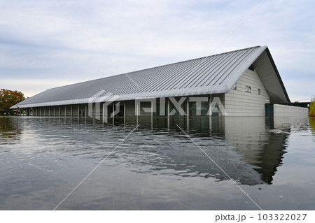 滋賀県のモダンなデザインの佐川美術館 103322027