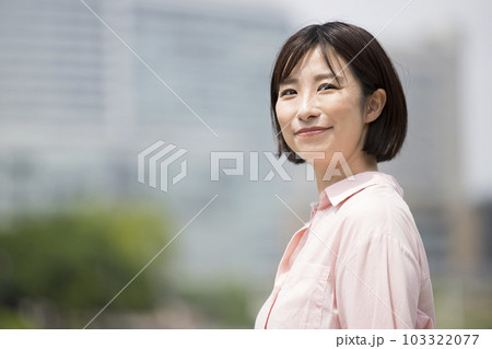 横浜の街を観光する女性 103322077