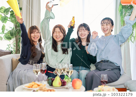 スポーツ観戦する女性4人 103322179