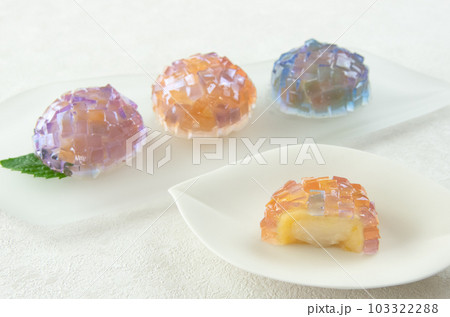 紫陽花をモチーフにした透明感のある和菓子（錦玉羹） 103322288