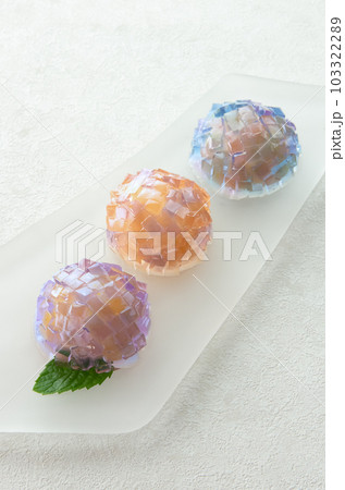 紫陽花をモチーフにした透明感のある和菓子（錦玉羹） 103322289