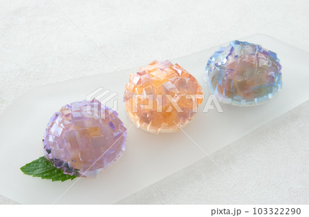 紫陽花をモチーフにした透明感のある和菓子（錦玉羹） 103322290