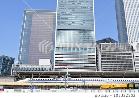 名古屋駅前の高層ビル群と新幹線 名古屋駅前の高層ビル群と新幹線 103322502