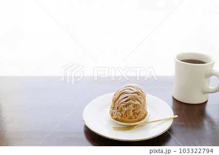 お皿にのったモンブランタルトとコーヒー お皿にのったモンブランタルトとコーヒー 103322794