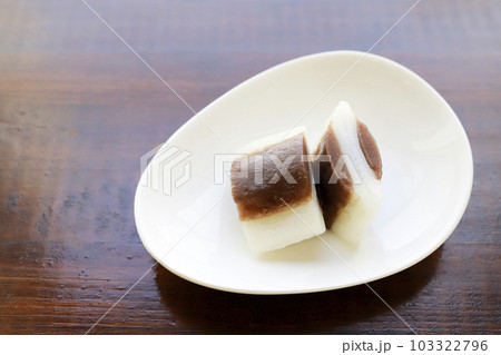 白いお皿にのったくじらようかん 103322796