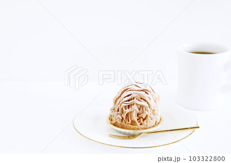 お皿にのったモンブランケーキとコーヒー お皿にのったモンブランケーキとコーヒー 103322800