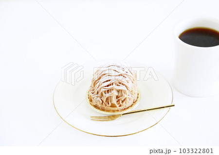 お皿にのったモンブランケーキとコーヒー 103322801