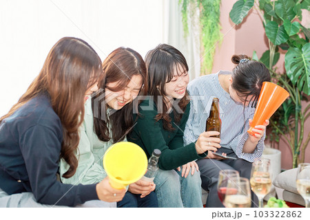 スポーツ観戦でガッカリする女性4人 スポーツ観戦でガッカリする女性4人 103322862